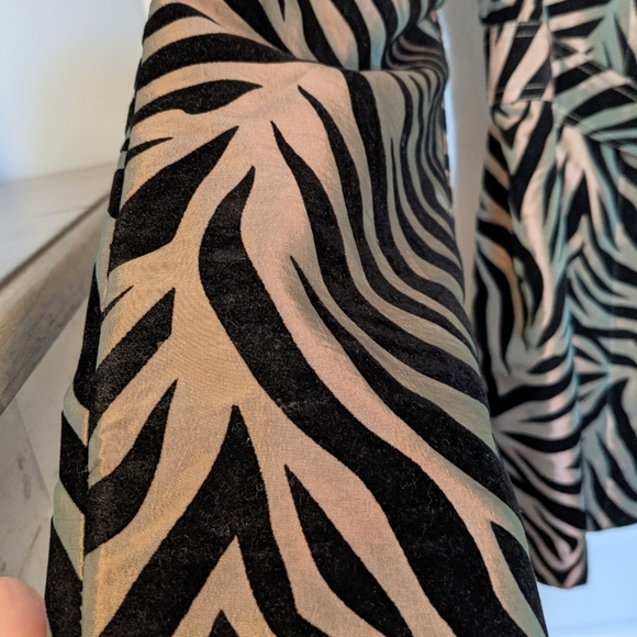 🐯Gold and Black Tiger Print Jacket- Size Medium - Picture 6 of 11